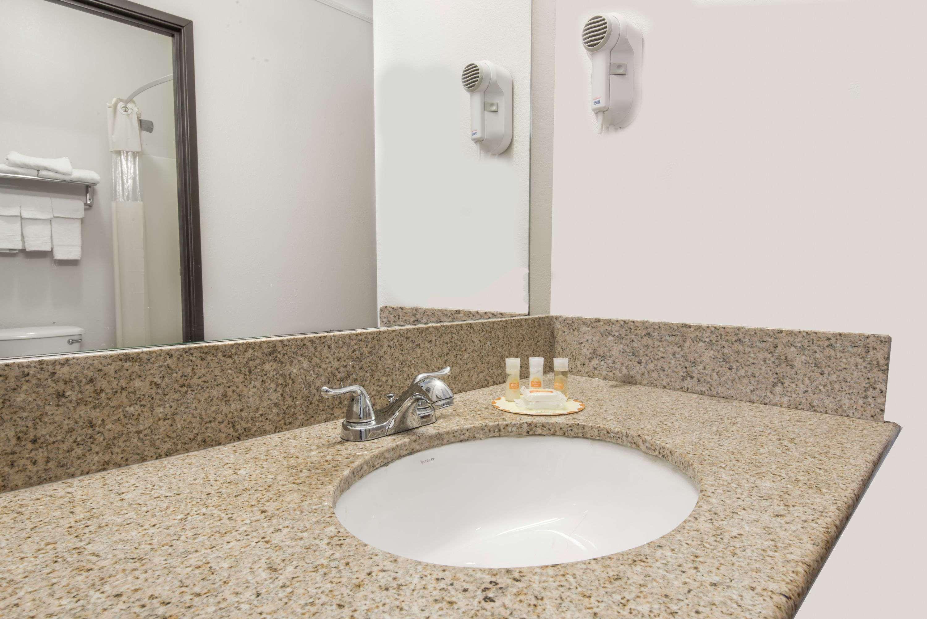 Days Inn By Wyndham Kansas City International Airport מראה חיצוני תמונה